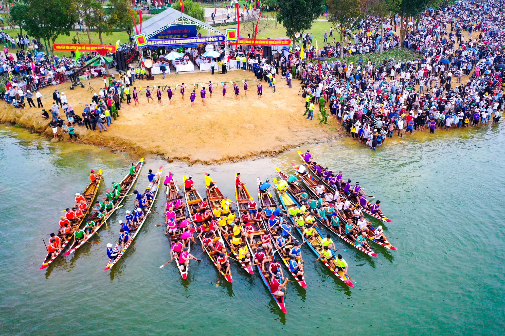 Hãy đến để hòa mình vào không khí lễ hội sôi động, trải nghiệm văn hóa sông nước đặc trưng của Huế (Nguồn: Hồ Ngọc Anh Tuấn)